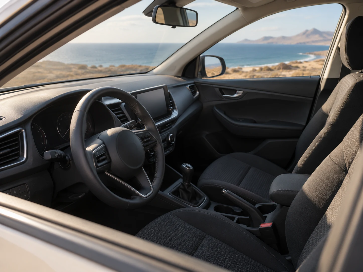 Interior ilustrativo de un coche junto a la costa